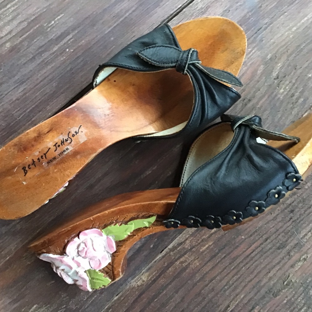 Betsey Johnson vintage Y2K slides heels, carved wood!